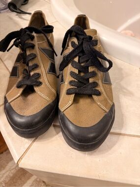 Macbeth. Blink  182 Men's Canvas Lace-Up Sneakers in Olive and Black. Size 12